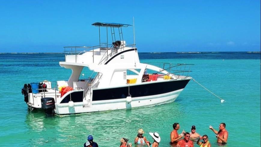 private-catamaran-punta-cana-jellyfish-exterior