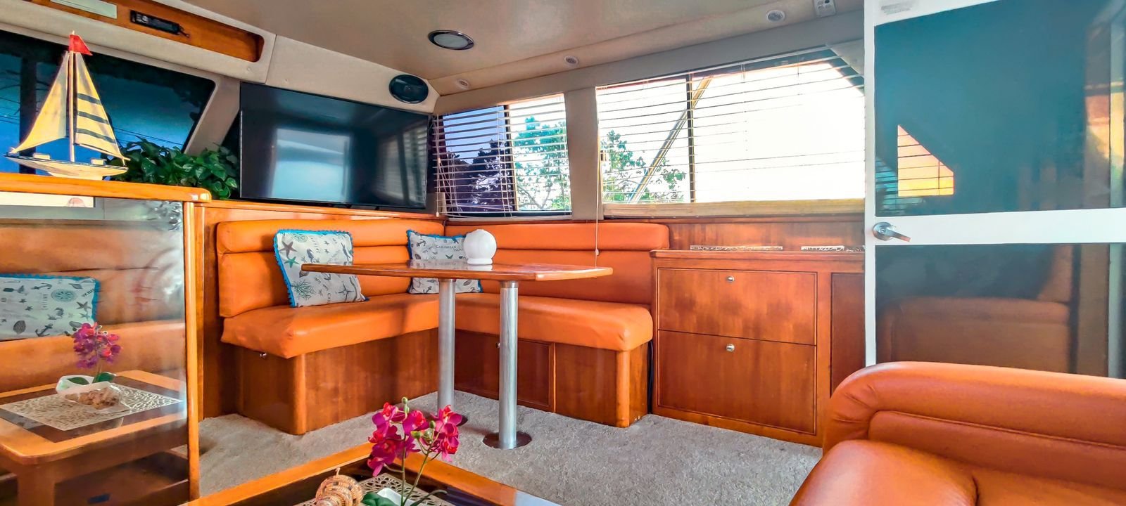 private-boat-to-isla-saona-interior