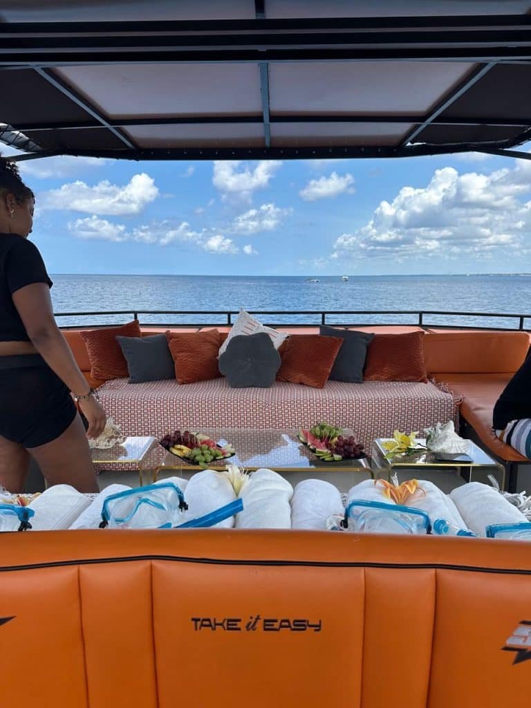 catamarán-privado-take-it-easy-la-romana-sofa