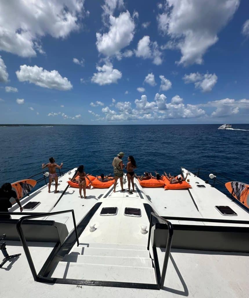 catamarán-privado-take-it-easy-la-romana-sofa2