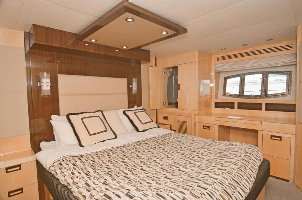 private-yacht-majesty-56-la-marina-casa-de-campo-cabin