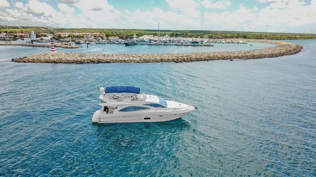 private-yacht-majesty-56-la-marina-casa-de-campo-dron