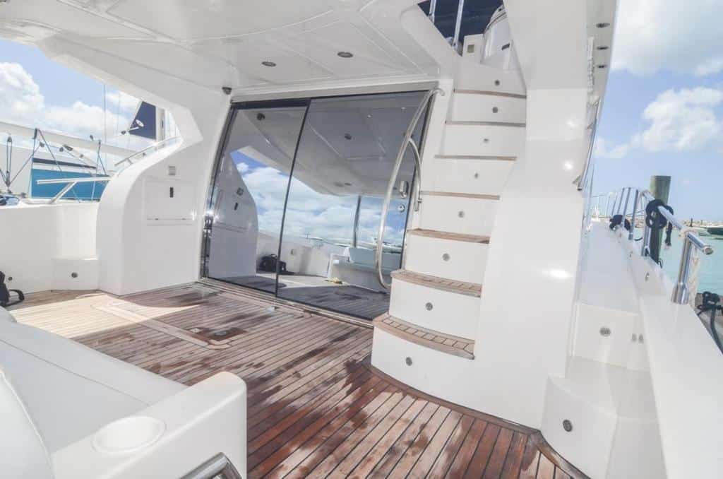 private-yacht-majesty-56-la-marina-casa-de-campo-outside