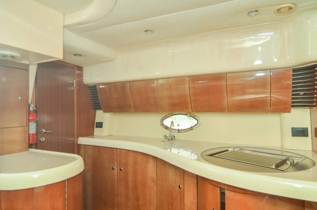 barco-privado-volare-la-marina-casa-de-campo-cocina