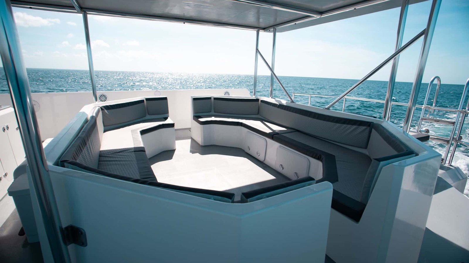 catamarán-privado-enjoy-48ft-asientos