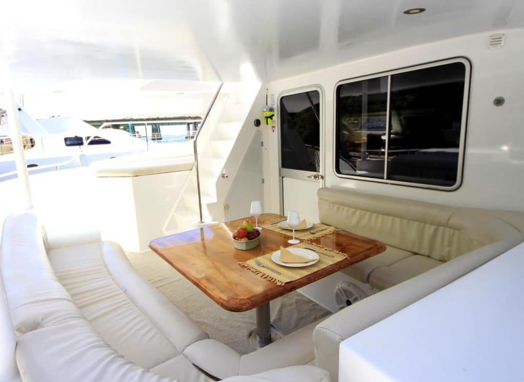 catamarán-privado-Liquid-57ft-Casa-de-campo-exterior-sofas