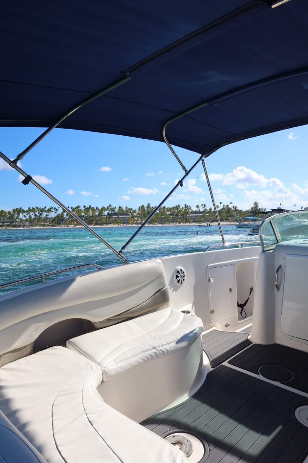 private-boat-jellyfish-II-Bávaro-Punta-Cana-sofa