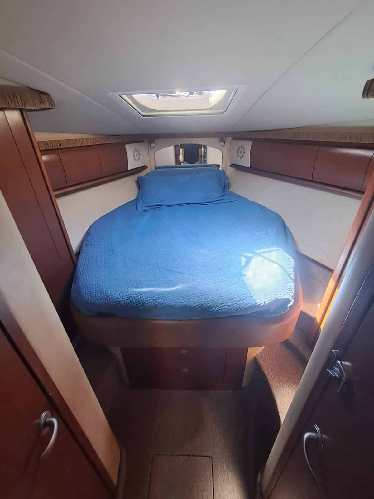 private-yacht-sea-ray-44ft-cabin