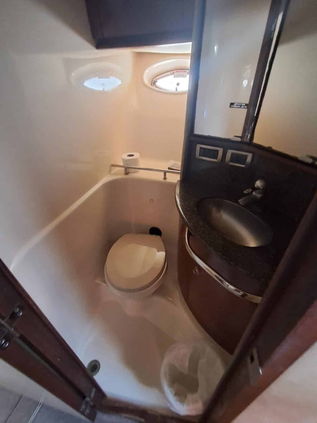 yate-privado-sea-ray-44ft-baño