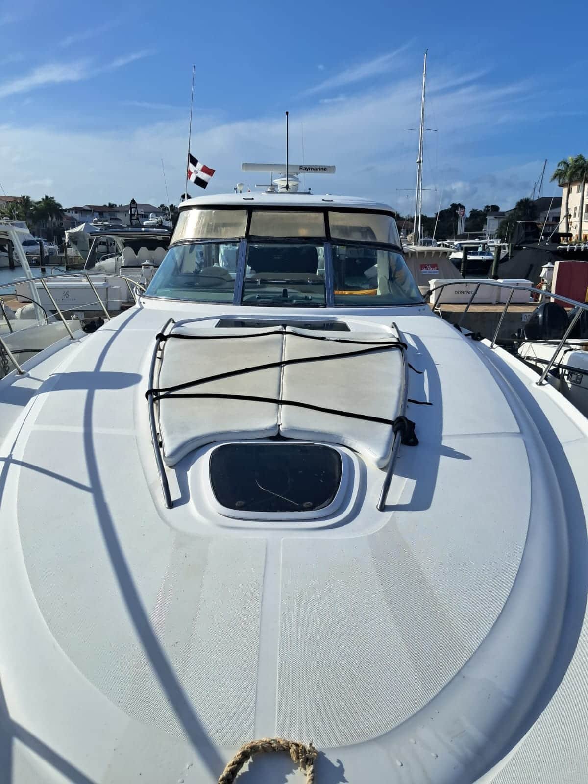 private-yacht-sea-ray-44ft-front