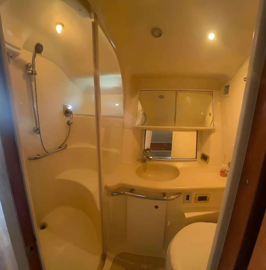 private-yacht-sea-ray-60ft-toilet2
