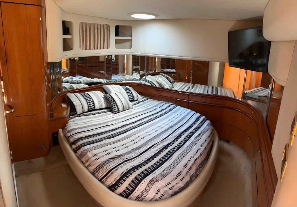 private-yacht-sea-ray-60ft-cabin