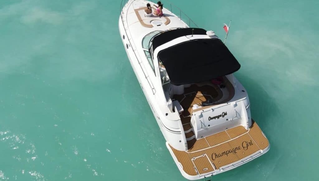 champagne-girl-40ft-la-romana