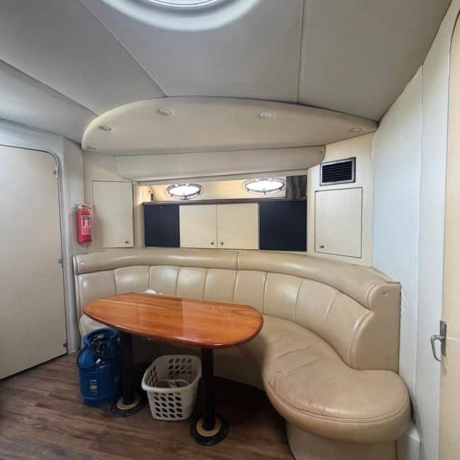 champagne-girl-40ft-la-romana-interior