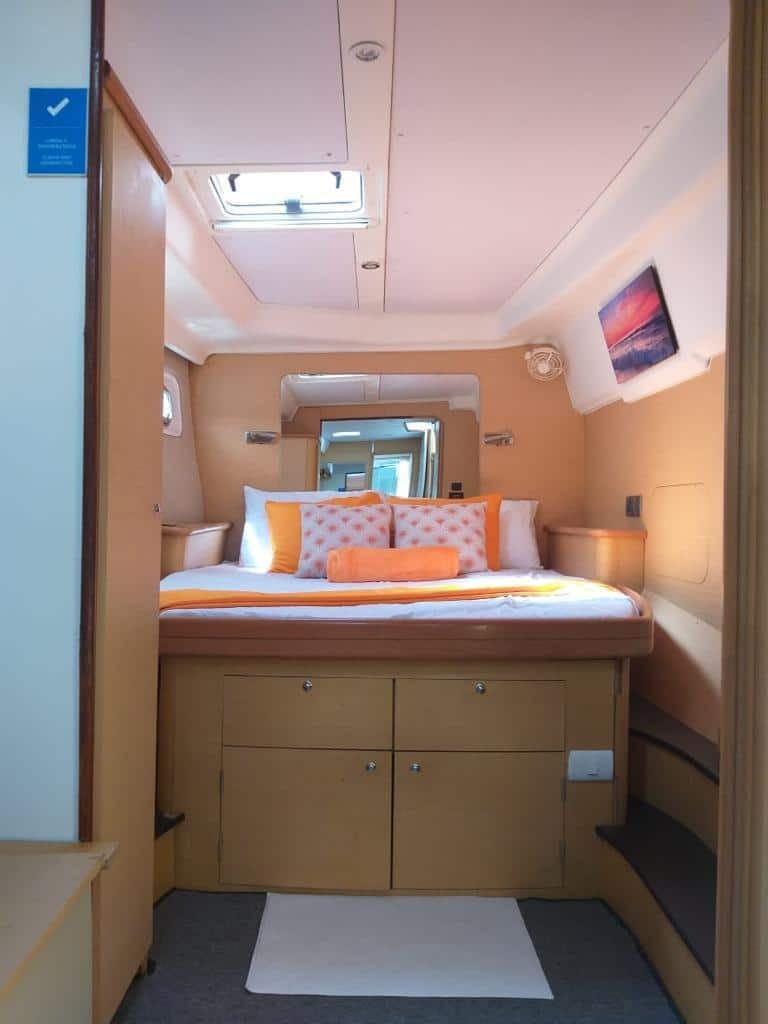 catamarán-privado-happy-hours-lagoon-44ft-cabina