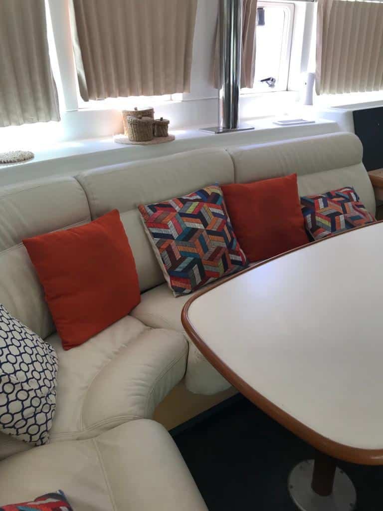 catamarán-privado-happy-hours-lagoon-44ft-interior