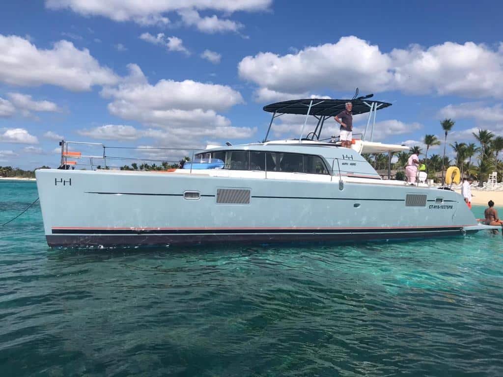 catamarán-privado-happy-hours-lagoon-44ft-lateral