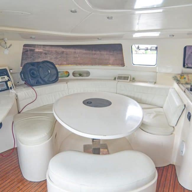 private-catamaran-lose-50-salon