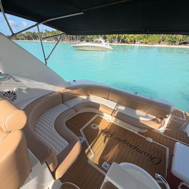 champagne-girl-40ft-la-romana-seats