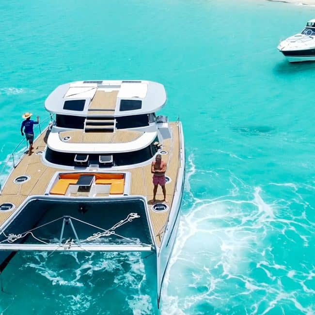 catamarán-privado-lose-50-dron