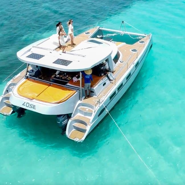 private-catamaran-lose-50-flybridge2