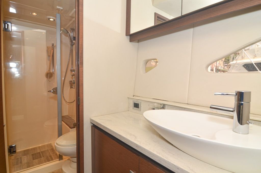 sea-ray-53-la-romana-bathroom