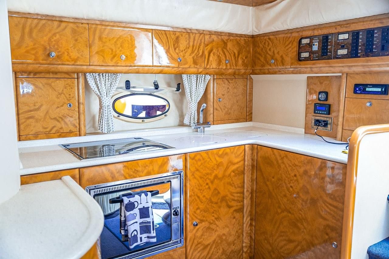 princess-40ft-yate-privado-la-romana-cocina